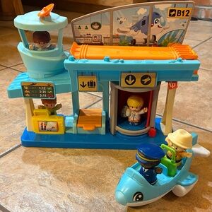Fisher Price Little People Everyday Adventures Airport with Airplane + 5 People
